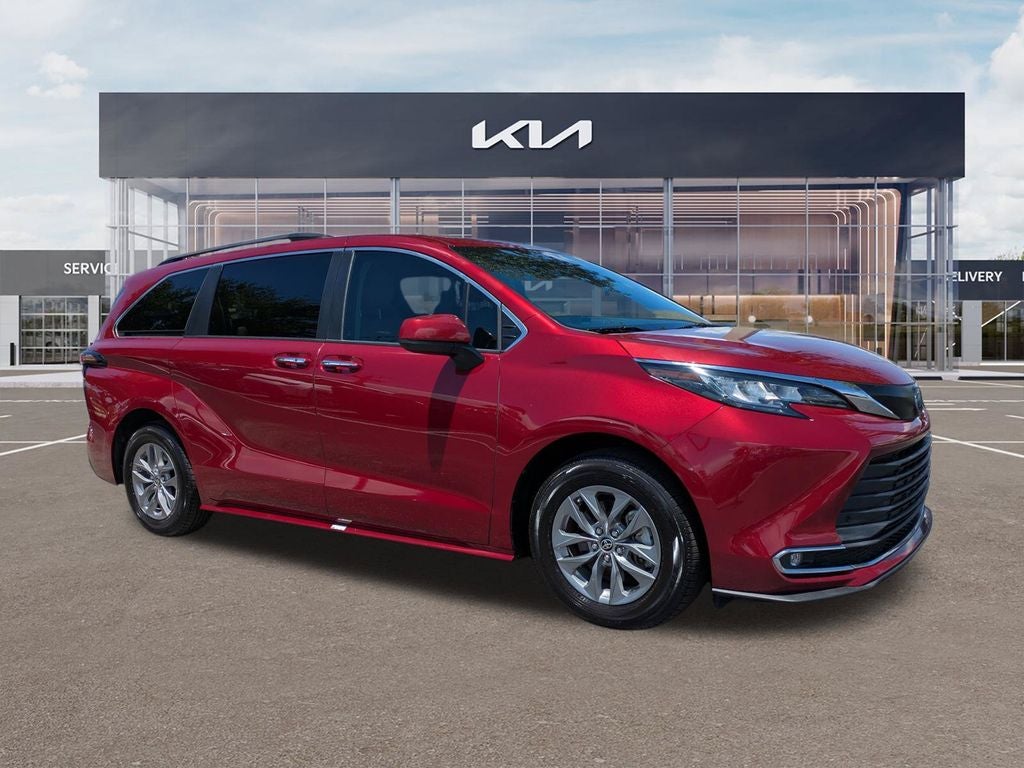 2022 Toyota Sienna XLE 8 Passenger