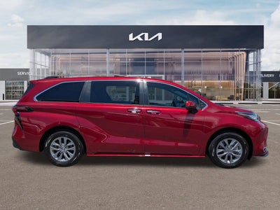 2022 Toyota Sienna XLE 8 Passenger