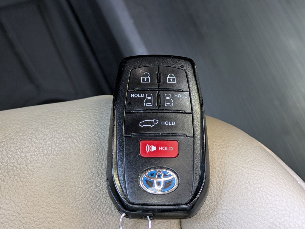 2022 Toyota Sienna XLE 8 Passenger