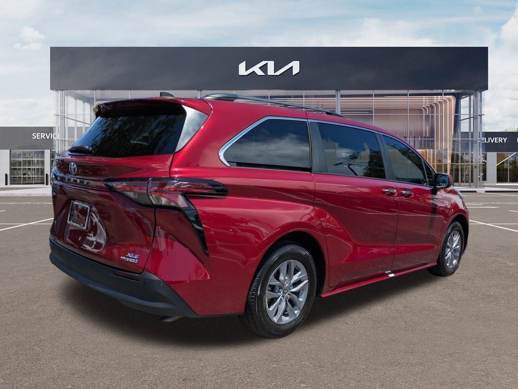 2022 Toyota Sienna XLE 8 Passenger