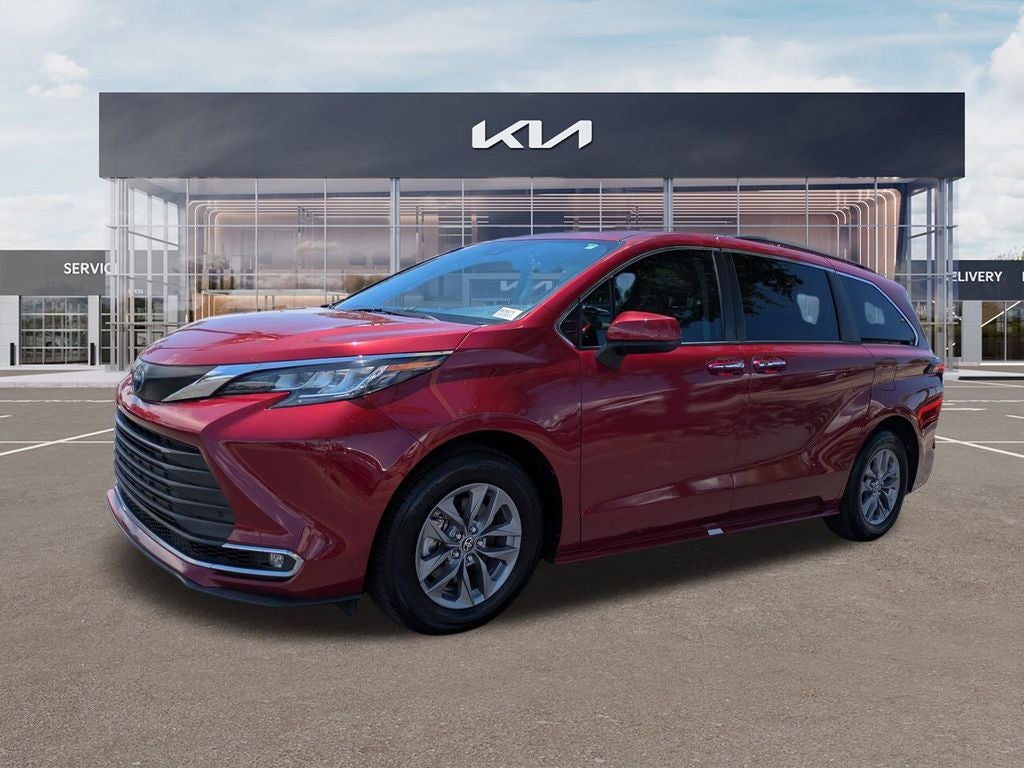 2022 Toyota Sienna XLE 8 Passenger