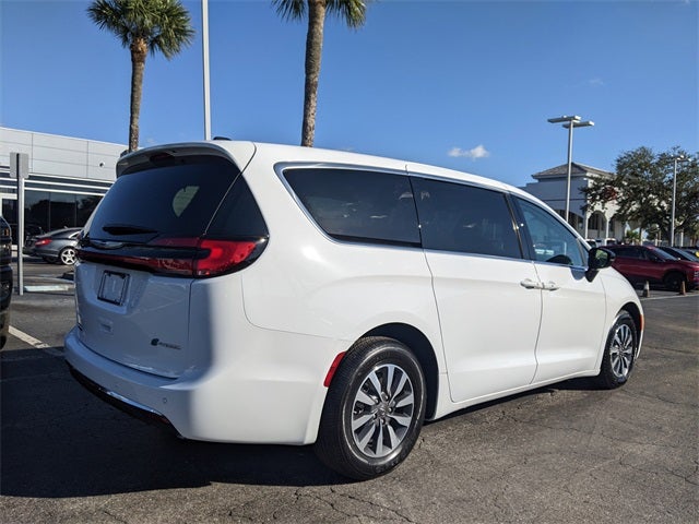 2024 Chrysler Pacifica Hybrid Select